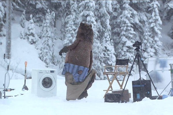 Samsung Ecobubble Washing Machine: Huge Bear Surprises Crew