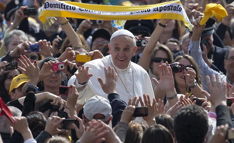 Papa Francesco tra i fedeli